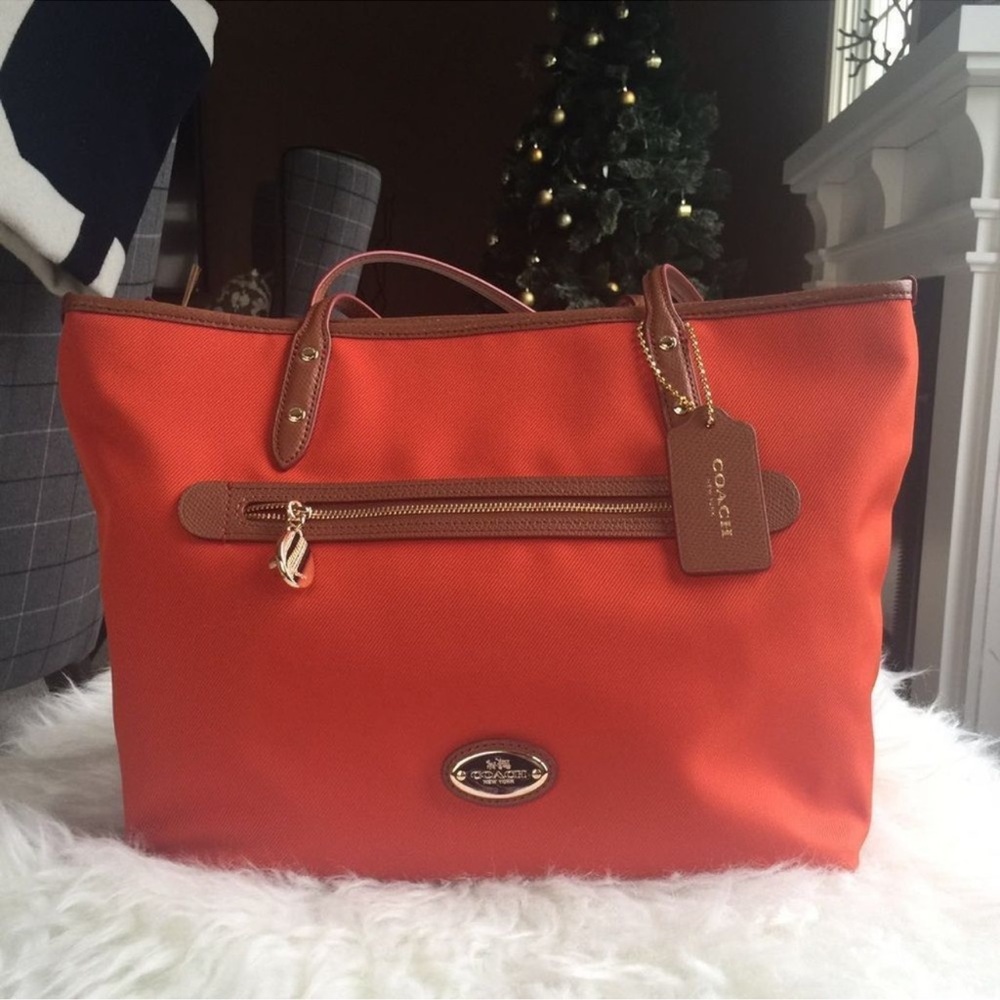 SAWYER TOTE IN POLYESTER TWILL
COACH F37237